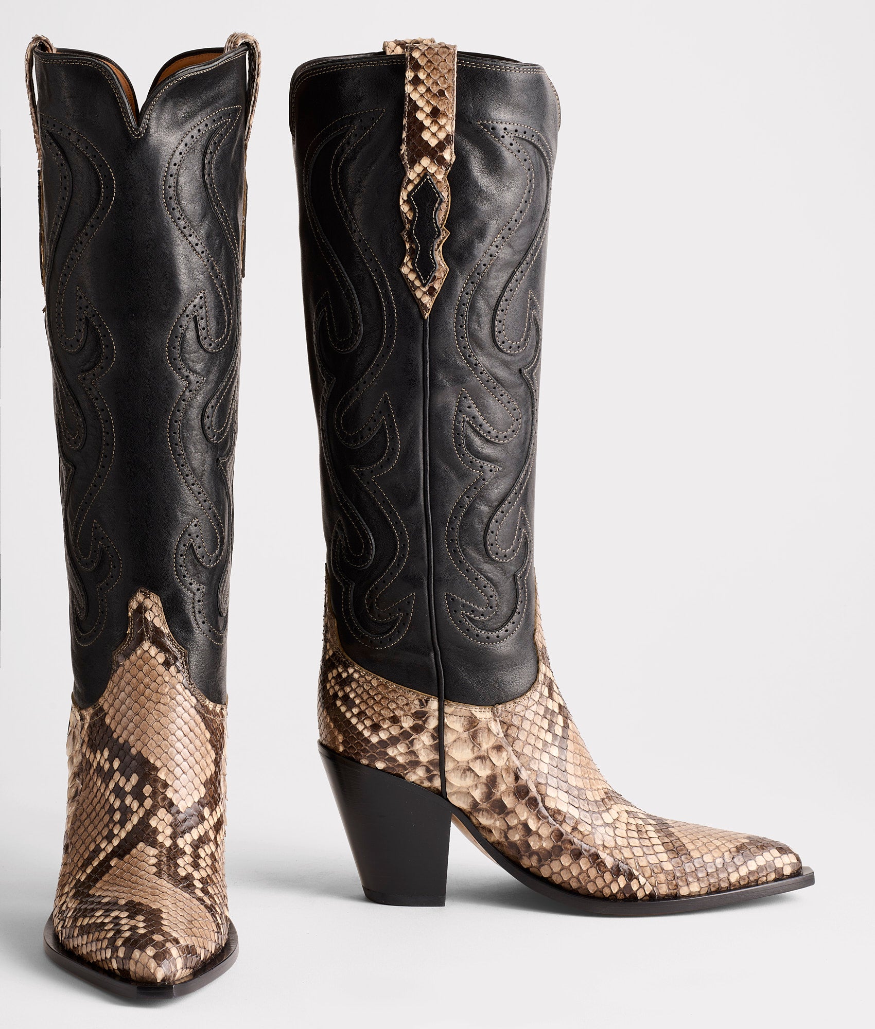 Vittoria :: Black/White - Image 2